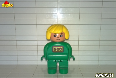 Смотрительница зоопарка в зеленом костюме блондинка