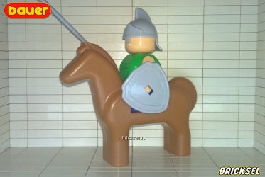 Рыцарь на коне в шлеме и щитом и копьем